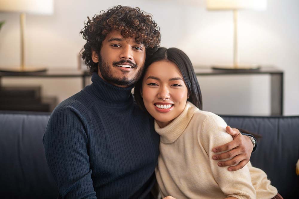 Couple indien et asiatique